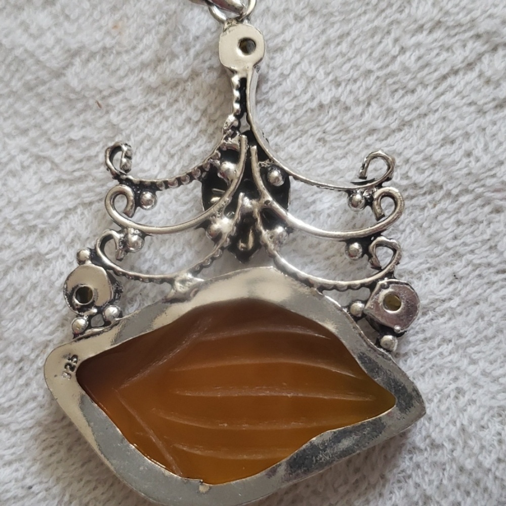 Handcrafted Carved Yellow Onix pendant - Picture 4 of 5